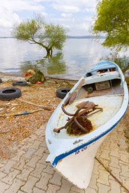 Güzel bir gün batımı manzarası Uluabat gölü ve Golyazi Köyü, Ulubat Gölü, Bursa Türkiye 'den gelen bazı balıkçı tekneleri...