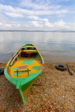 Güzel bir gün batımı manzarası Uluabat gölü ve Golyazi Köyü, Ulubat Gölü, Bursa Türkiye 'den gelen bazı balıkçı tekneleri...