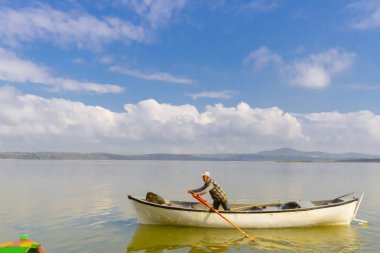 Güzel bir gün batımı manzarası Uluabat gölü ve Golyazi Köyü, Ulubat Gölü, Bursa Türkiye 'den gelen bazı balıkçı tekneleri...