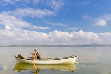 Güzel bir gün batımı manzarası Uluabat gölü ve Golyazi Köyü, Ulubat Gölü, Bursa Türkiye 'den gelen bazı balıkçı tekneleri...