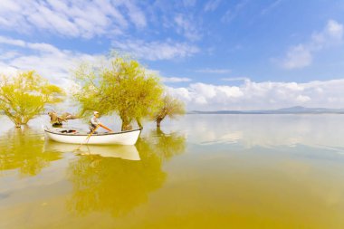 Güzel bir gün batımı manzarası Uluabat gölü ve Golyazi Köyü, Ulubat Gölü, Bursa Türkiye 'den gelen bazı balıkçı tekneleri...
