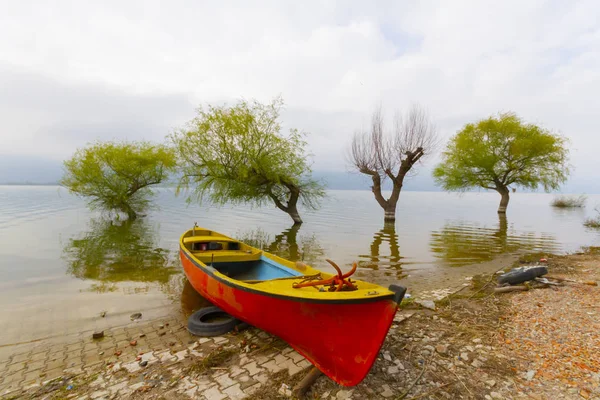 Güzel bir gün batımı manzarası Uluabat gölü ve Golyazi Köyü, Ulubat Gölü, Bursa Türkiye 'den gelen bazı balıkçı tekneleri...