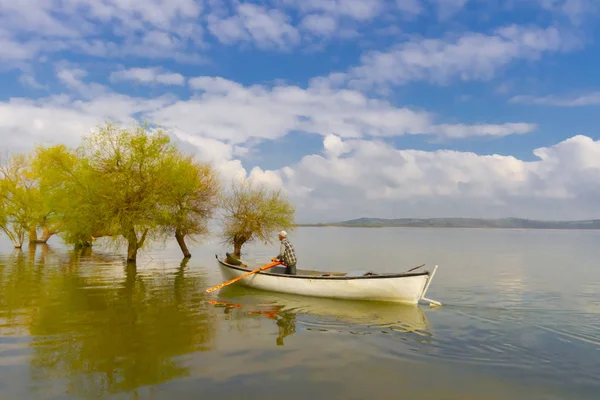 Güzel bir gün batımı manzarası Uluabat gölü ve Golyazi Köyü, Ulubat Gölü, Bursa Türkiye 'den gelen bazı balıkçı tekneleri...
