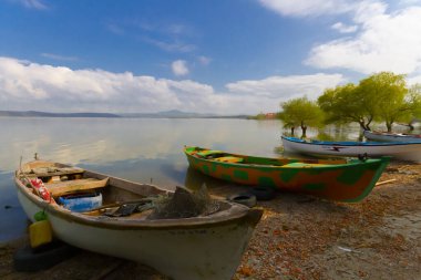 Güzel bir gün batımı manzarası Uluabat gölü ve Golyazi Köyü, Ulubat Gölü, Bursa Türkiye 'den gelen bazı balıkçı tekneleri...