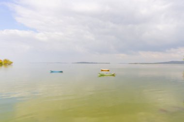 Güzel bir gün batımı manzarası Uluabat gölü ve Golyazi Köyü, Ulubat Gölü, Bursa Türkiye 'den gelen bazı balıkçı tekneleri...