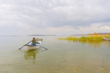 Güzel bir gün batımı manzarası Uluabat gölü ve Golyazi Köyü, Ulubat Gölü, Bursa Türkiye 'den gelen bazı balıkçı tekneleri...