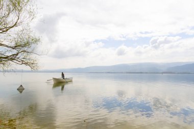 Güzel bir gün batımı manzarası Uluabat gölü ve Golyazi Köyü, Ulubat Gölü, Bursa Türkiye 'den gelen bazı balıkçı tekneleri...