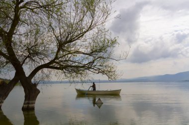 Güzel bir gün batımı manzarası Uluabat gölü ve Golyazi Köyü, Ulubat Gölü, Bursa Türkiye 'den gelen bazı balıkçı tekneleri...