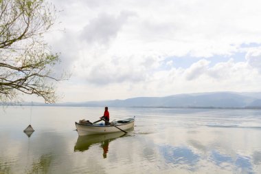 Güzel bir gün batımı manzarası Uluabat gölü ve Golyazi Köyü, Ulubat Gölü, Bursa Türkiye 'den gelen bazı balıkçı tekneleri...