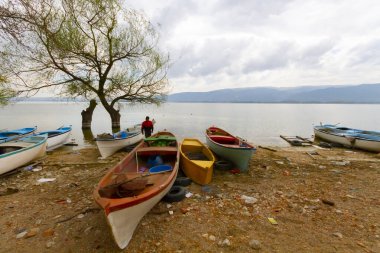 Güzel bir gün batımı manzarası Uluabat gölü ve Golyazi Köyü, Ulubat Gölü, Bursa Türkiye 'den gelen bazı balıkçı tekneleri...