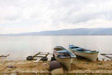 Güzel bir gün batımı manzarası Uluabat gölü ve Golyazi Köyü, Ulubat Gölü, Bursa Türkiye 'den gelen bazı balıkçı tekneleri...