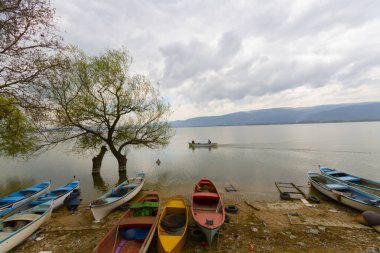 Güzel bir gün batımı manzarası Uluabat gölü ve Golyazi Köyü, Ulubat Gölü, Bursa Türkiye 'den gelen bazı balıkçı tekneleri...