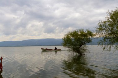 Güzel bir gün batımı manzarası Uluabat gölü ve Golyazi Köyü, Ulubat Gölü, Bursa Türkiye 'den gelen bazı balıkçı tekneleri...