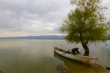 Güzel bir gün batımı manzarası Uluabat gölü ve Golyazi Köyü, Ulubat Gölü, Bursa Türkiye 'den gelen bazı balıkçı tekneleri..