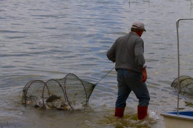 Güzel bir gün batımı manzarası Uluabat gölü ve Golyazi Köyü, Ulubat Gölü, Bursa Türkiye 'den gelen bazı balıkçı tekneleri..