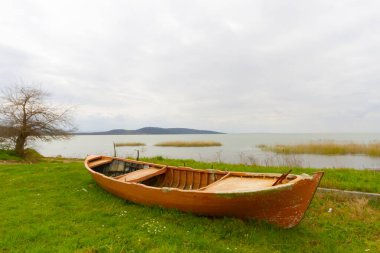 Güzel bir gün batımı manzarası Uluabat gölü ve Golyazi Köyü, Ulubat Gölü, Bursa Türkiye 'den gelen bazı balıkçı tekneleri...