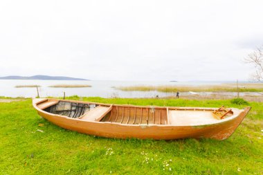 Güzel bir gün batımı manzarası Uluabat gölü ve Golyazi Köyü, Ulubat Gölü, Bursa Türkiye 'den gelen bazı balıkçı tekneleri...