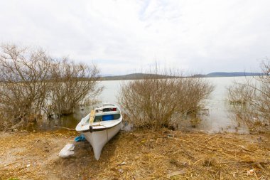 Güzel bir gün batımı manzarası Uluabat gölü ve Golyazi Köyü, Ulubat Gölü, Bursa Türkiye 'den gelen bazı balıkçı tekneleri...