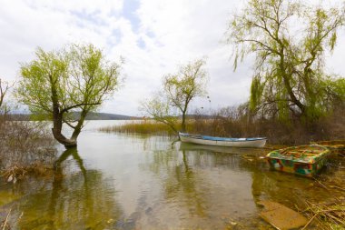 Güzel bir gün batımı manzarası Uluabat gölü ve Golyazi Köyü, Ulubat Gölü, Bursa Türkiye 'den gelen bazı balıkçı tekneleri...