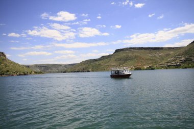 Yarısı kasaba. Türkiye 'nin Sanliurfa ilinde Fırat Nehri' nin doğu kıyısında küçük bir tarım bölgesidir. Eski Yarısı, Birecik Barajı 'nın yükselen suları tarafından kısmen sular altında kaldı..