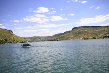 Yarısı kasaba. Türkiye 'nin Sanliurfa ilinde Fırat Nehri' nin doğu kıyısında küçük bir tarım bölgesidir. Eski Yarısı, Birecik Barajı 'nın yükselen suları tarafından kısmen sular altında kaldı..