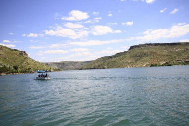 Yarısı kasaba. Türkiye 'nin Sanliurfa ilinde Fırat Nehri' nin doğu kıyısında küçük bir tarım bölgesidir. Eski Yarısı, Birecik Barajı 'nın yükselen suları tarafından kısmen sular altında kaldı..