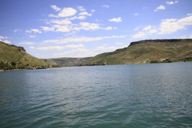 Yarısı kasaba. Türkiye 'nin Sanliurfa ilinde Fırat Nehri' nin doğu kıyısında küçük bir tarım bölgesidir. Eski Yarısı, Birecik Barajı 'nın yükselen suları tarafından kısmen sular altında kaldı..