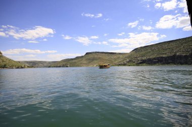 Yarısı kasaba. Türkiye 'nin Sanliurfa ilinde Fırat Nehri' nin doğu kıyısında küçük bir tarım bölgesidir. Eski Yarısı, Birecik Barajı 'nın yükselen suları tarafından kısmen sular altında kaldı..