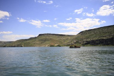 Yarısı kasaba. Türkiye 'nin Sanliurfa ilinde Fırat Nehri' nin doğu kıyısında küçük bir tarım bölgesidir. Eski Yarısı, Birecik Barajı 'nın yükselen suları tarafından kısmen sular altında kaldı..