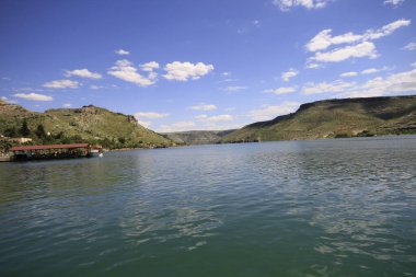 Yarısı kasaba. Türkiye 'nin Sanliurfa ilinde Fırat Nehri' nin doğu kıyısında küçük bir tarım bölgesidir. Eski Yarısı, Birecik Barajı 'nın yükselen suları tarafından kısmen sular altında kaldı..