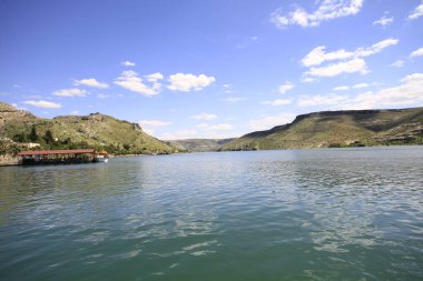 Yarısı kasaba. Türkiye 'nin Sanliurfa ilinde Fırat Nehri' nin doğu kıyısında küçük bir tarım bölgesidir. Eski Yarısı, Birecik Barajı 'nın yükselen suları tarafından kısmen sular altında kaldı..