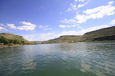 Yarısı kasaba. Türkiye 'nin Sanliurfa ilinde Fırat Nehri' nin doğu kıyısında küçük bir tarım bölgesidir. Eski Yarısı, Birecik Barajı 'nın yükselen suları tarafından kısmen sular altında kaldı..