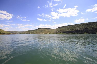 Yarısı kasaba. Türkiye 'nin Sanliurfa ilinde Fırat Nehri' nin doğu kıyısında küçük bir tarım bölgesidir. Eski Yarısı, Birecik Barajı 'nın yükselen suları tarafından kısmen sular altında kaldı..