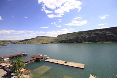 Yarısı kasaba. Türkiye 'nin Sanliurfa ilinde Fırat Nehri' nin doğu kıyısında küçük bir tarım bölgesidir. Eski Yarısı, Birecik Barajı 'nın yükselen suları tarafından kısmen sular altında kaldı..