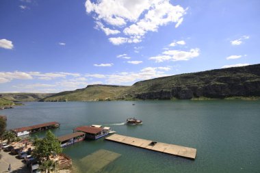 Yarısı kasaba. Türkiye 'nin Sanliurfa ilinde Fırat Nehri' nin doğu kıyısında küçük bir tarım bölgesidir. Eski Yarısı, Birecik Barajı 'nın yükselen suları tarafından kısmen sular altında kaldı..