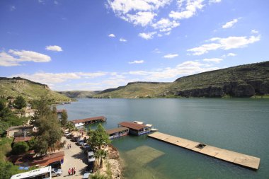 Yarısı kasaba. Türkiye 'nin Sanliurfa ilinde Fırat Nehri' nin doğu kıyısında küçük bir tarım bölgesidir. Eski Yarısı, Birecik Barajı 'nın yükselen suları tarafından kısmen sular altında kaldı..