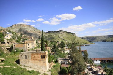 Yarısı kasaba. Türkiye 'nin Sanliurfa ilinde Fırat Nehri' nin doğu kıyısında küçük bir tarım bölgesidir. Eski Yarısı, Birecik Barajı 'nın yükselen suları tarafından kısmen sular altında kaldı..
