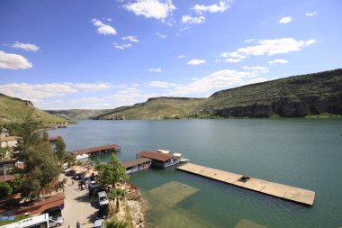 Yarısı kasaba. Türkiye 'nin Sanliurfa ilinde Fırat Nehri' nin doğu kıyısında küçük bir tarım bölgesidir. Eski Yarısı, Birecik Barajı 'nın yükselen suları tarafından kısmen sular altında kaldı..