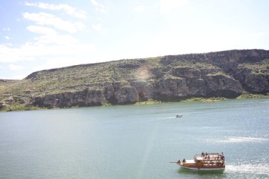 Yarısı kasaba. Türkiye 'nin Sanliurfa ilinde Fırat Nehri' nin doğu kıyısında küçük bir tarım bölgesidir. Eski Yarısı, Birecik Barajı 'nın yükselen suları tarafından kısmen sular altında kaldı..