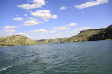 Yarısı kasaba. Türkiye 'nin Sanliurfa ilinde Fırat Nehri' nin doğu kıyısında küçük bir tarım bölgesidir. Eski Yarısı, Birecik Barajı 'nın yükselen suları tarafından kısmen sular altında kaldı..