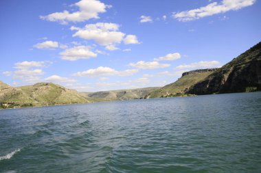 Yarısı kasaba. Türkiye 'nin Sanliurfa ilinde Fırat Nehri' nin doğu kıyısında küçük bir tarım bölgesidir. Eski Yarısı, Birecik Barajı 'nın yükselen suları tarafından kısmen sular altında kaldı..