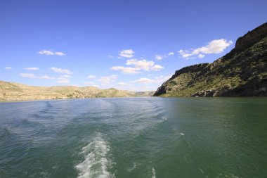 Yarısı kasaba. Türkiye 'nin Sanliurfa ilinde Fırat Nehri' nin doğu kıyısında küçük bir tarım bölgesidir. Eski Yarısı, Birecik Barajı 'nın yükselen suları tarafından kısmen sular altında kaldı..