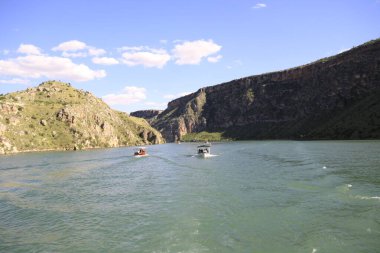 Yarısı kasaba. Türkiye 'nin Sanliurfa ilinde Fırat Nehri' nin doğu kıyısında küçük bir tarım bölgesidir. Eski Yarısı, Birecik Barajı 'nın yükselen suları tarafından kısmen sular altında kaldı..
