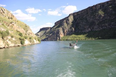 Yarısı kasaba. Türkiye 'nin Sanliurfa ilinde Fırat Nehri' nin doğu kıyısında küçük bir tarım bölgesidir. Eski Yarısı, Birecik Barajı 'nın yükselen suları tarafından kısmen sular altında kaldı..