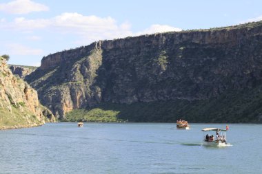 Yarısı kasaba. Türkiye 'nin Sanliurfa ilinde Fırat Nehri' nin doğu kıyısında küçük bir tarım bölgesidir. Eski Yarısı, Birecik Barajı 'nın yükselen suları tarafından kısmen sular altında kaldı..