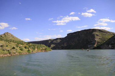 Yarısı kasaba. Türkiye 'nin Sanliurfa ilinde Fırat Nehri' nin doğu kıyısında küçük bir tarım bölgesidir. Eski Yarısı, Birecik Barajı 'nın yükselen suları tarafından kısmen sular altında kaldı..