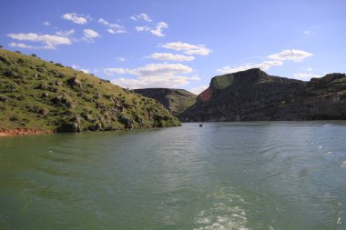 Yarısı kasaba. Türkiye 'nin Sanliurfa ilinde Fırat Nehri' nin doğu kıyısında küçük bir tarım bölgesidir. Eski Yarısı, Birecik Barajı 'nın yükselen suları tarafından kısmen sular altında kaldı..