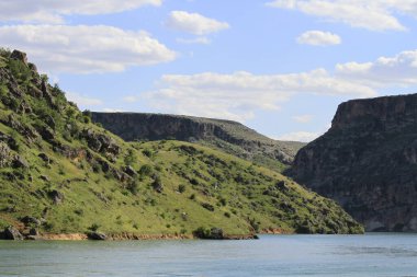 Yarısı kasaba. Türkiye 'nin Sanliurfa ilinde Fırat Nehri' nin doğu kıyısında küçük bir tarım bölgesidir. Eski Yarısı, Birecik Barajı 'nın yükselen suları tarafından kısmen sular altında kaldı..