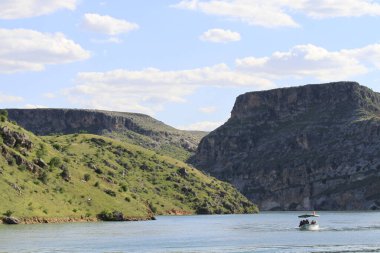 Yarısı kasaba. Türkiye 'nin Sanliurfa ilinde Fırat Nehri' nin doğu kıyısında küçük bir tarım bölgesidir. Eski Yarısı, Birecik Barajı 'nın yükselen suları tarafından kısmen sular altında kaldı..