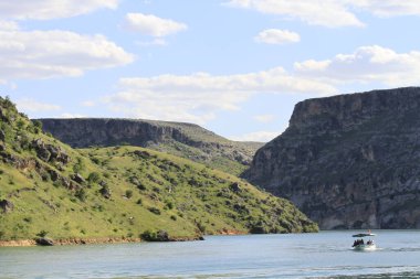 Yarısı kasaba. Türkiye 'nin Sanliurfa ilinde Fırat Nehri' nin doğu kıyısında küçük bir tarım bölgesidir. Eski Yarısı, Birecik Barajı 'nın yükselen suları tarafından kısmen sular altında kaldı..